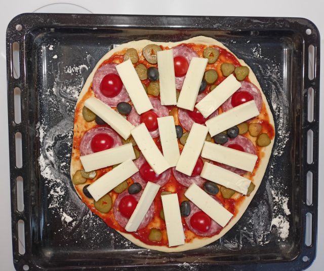 Next, we fill the pizza with the filling; at this stage, the children will be able to show more independence. Next, we fill the pizza with the filling; at this stage, the children will be able to show more independence.