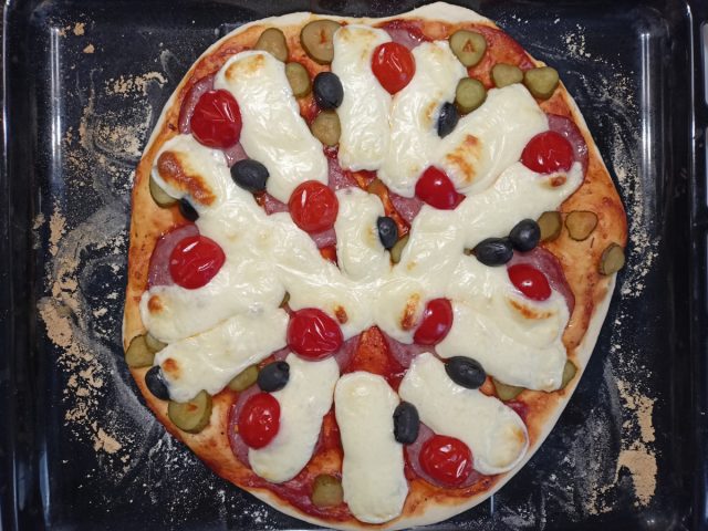 Place the baking tray with pizza in the oven for 7-10 minutes Place the baking tray with pizza in the oven for 7-10 minutes