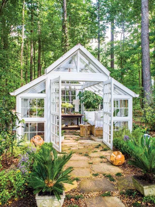 A Victorian style gazebo can also fit well into a Provencal garden