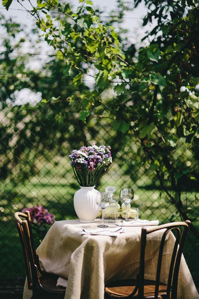 The minimalist bouquet is no less beautiful than its lush counterparts.