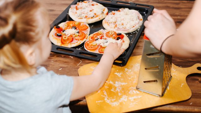Culinary duel, or How to get your child interested in cooking homemade pizza